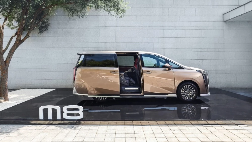 Минивэн GAC M8 сбоку