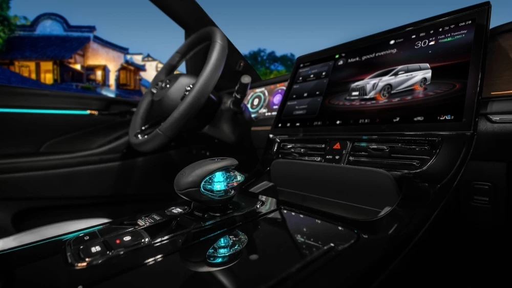 Салон минивэна GAC M8 интерьер тоннель селектор