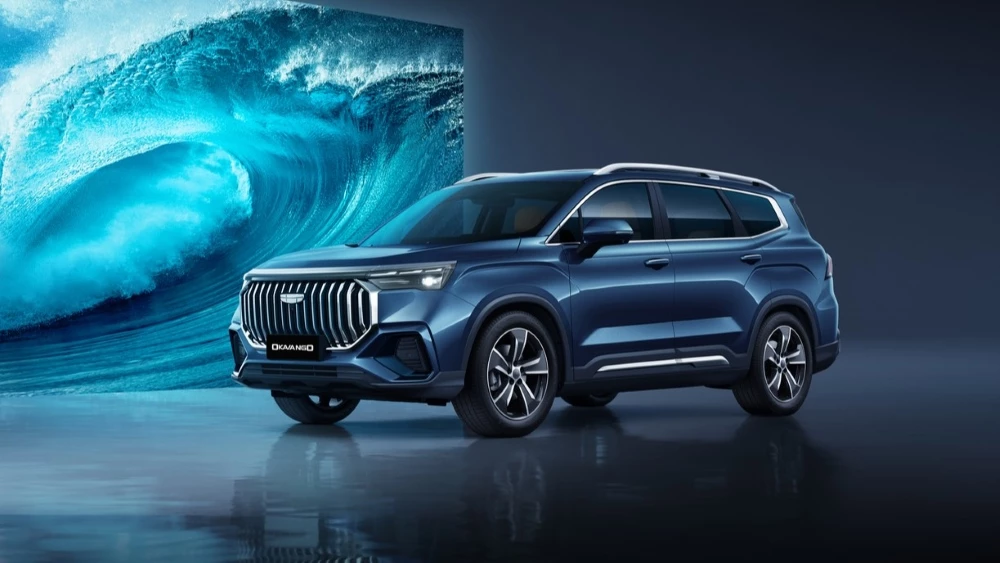 Кроссовер Geely Okavango в России сбоку спереди