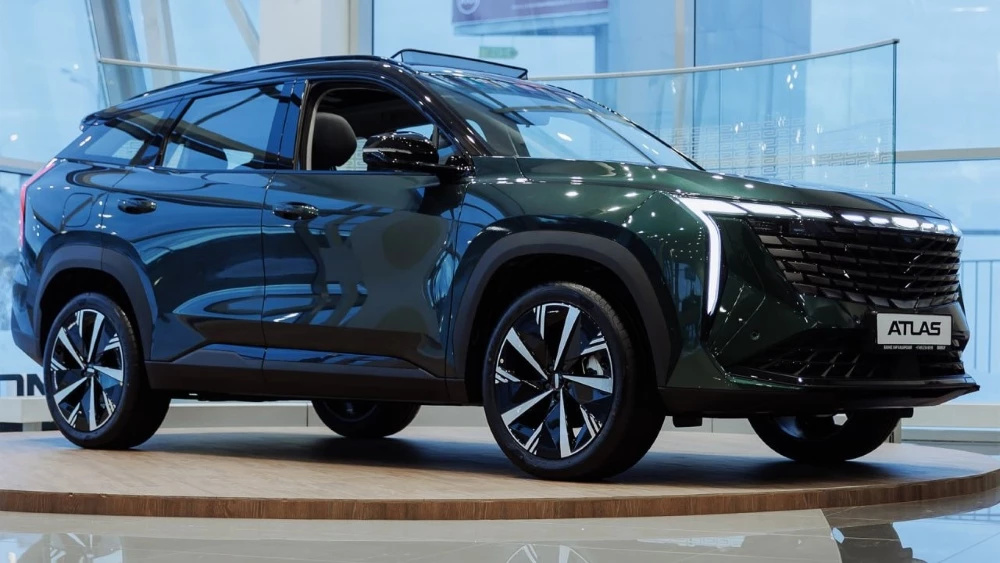 GEELY БИЗНЕС КАР КАШИРСКИЙ Atlas в автосалоне купить новый сбоку спереди