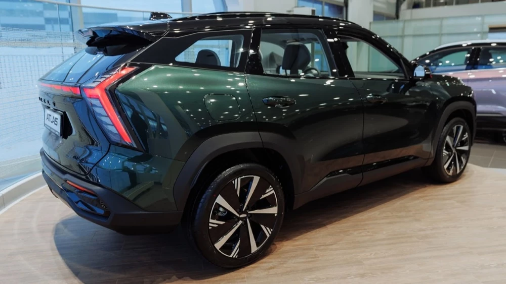 GEELY БИЗНЕС КАР КАШИРСКИЙ Atlas в автосалоне купить новый сбоку сзади