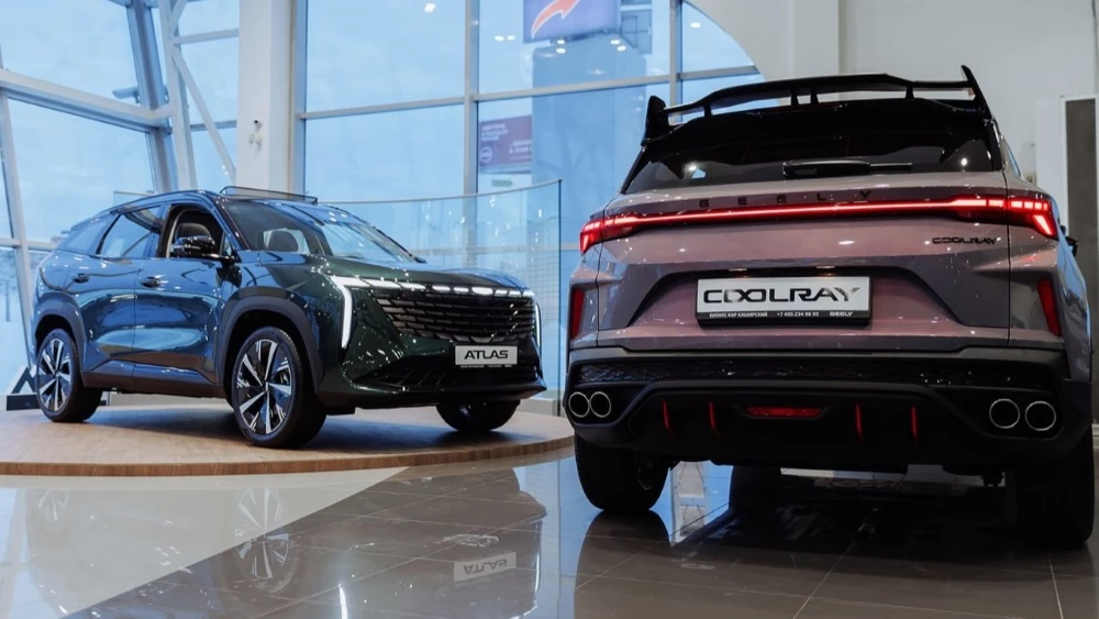 GEELY БИЗНЕС КАР КАШИРСКИЙ Atlas в автосалоне купить новый сбоку спереди