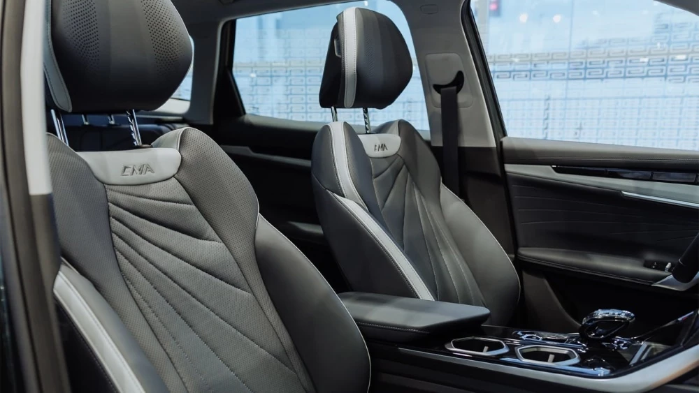 GEELY БИЗНЕС КАР КАШИРСКИЙ Atlas в автосалоне купить новый салон интерьер первый ряд