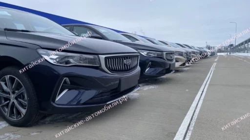 Обновленный седан Geely Emgrand Белджи спереди сбоку с автоматом
