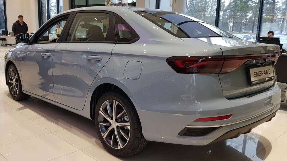Geely Emgrand обновленный в Беларуси в автосалоне купить сзади сбоку