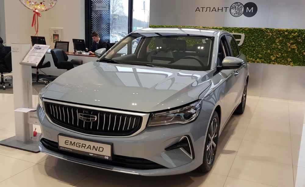 Geely Emgrand обновленный в Беларуси в автосалоне купить спереди сбоку