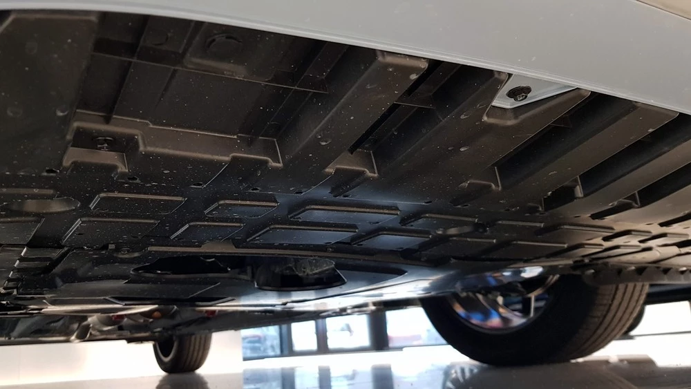 Geely Emgrand обновленный в Беларуси в автосалоне днище защита