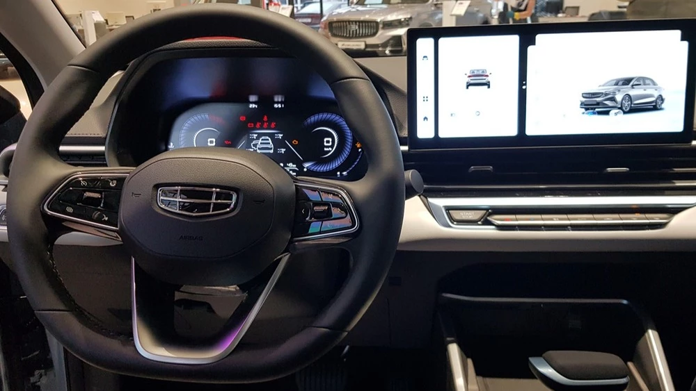 Geely Emgrand обновленный в Беларуси в автосалоне салон интерьер