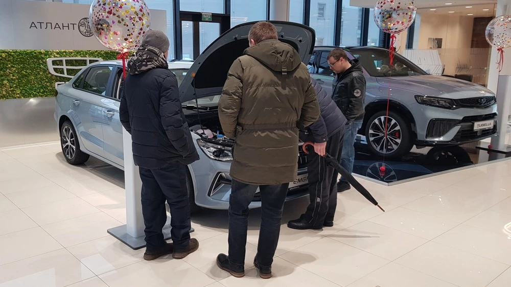 Geely Emgrand обновленный в Беларуси в автосалоне купить покупатели атлант-м