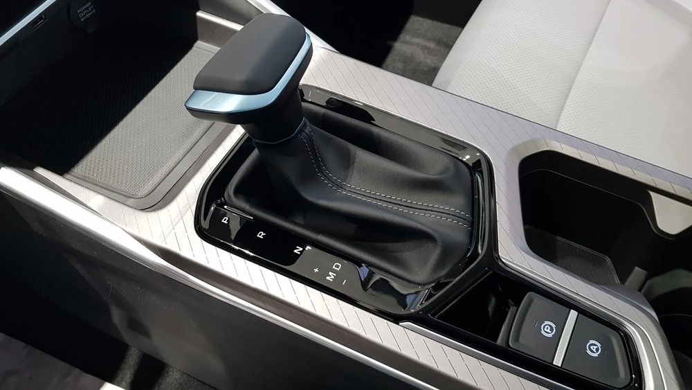 Geely Emgrand обновленный в Беларуси в автосалоне салон интерьер центральный тоннель селектор автомат