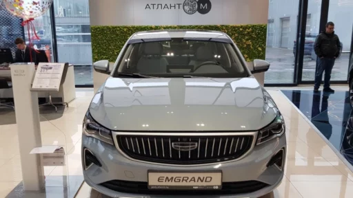 Geely Emgrand обновленный в Беларуси в автосалоне купить спереди