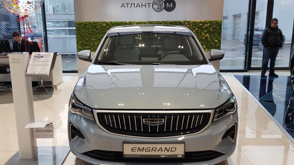 В белорусские шоурумы приехали новые Emgrand. Прежних доступных седанов Geely уже не будет Geely Emgrand обновленный в Беларуси в автосалоне купить спереди