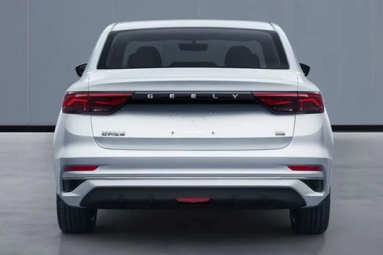 Обновленный седан Geely Emgrand сзади