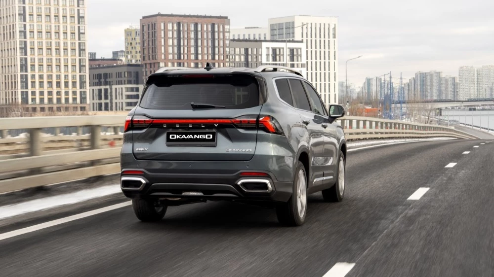 Geely Okavango сзади сбоку в динамике