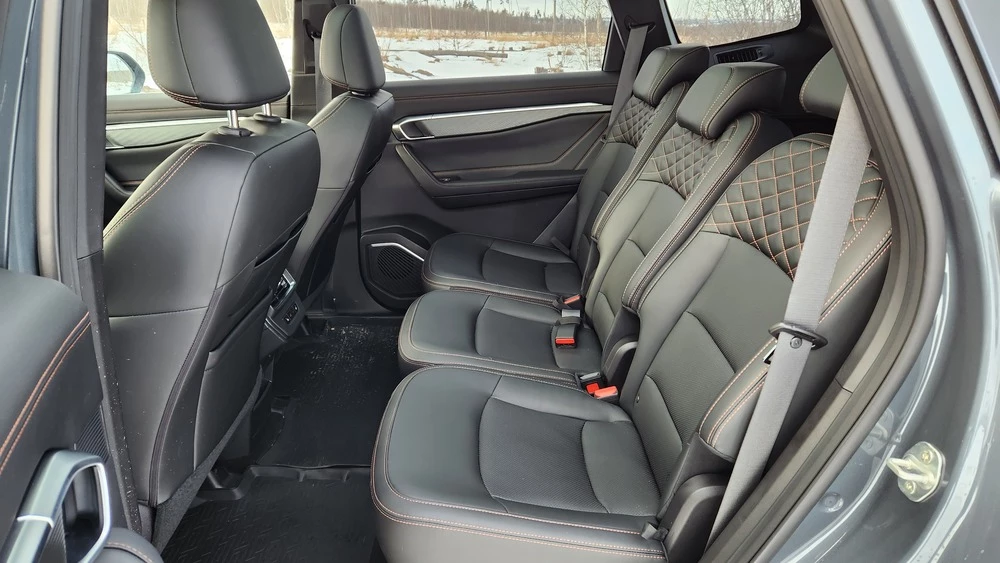 Geely Okavango тест салон интерьер второй ряд