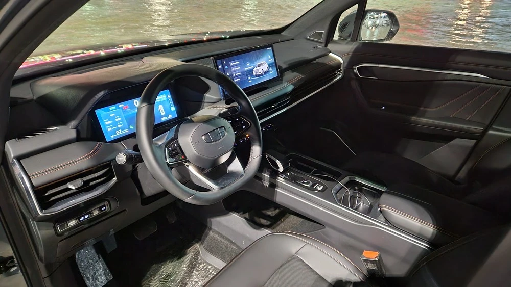 Geely Okavango тест салон интерьер первый ряд вечерний свет