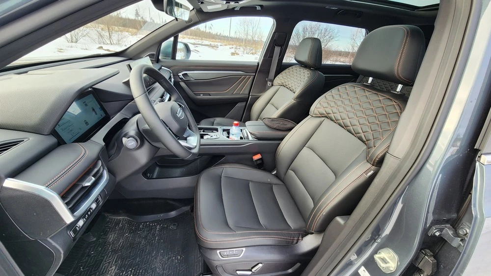 Geely Okavango тест салон интерьер первый ряд