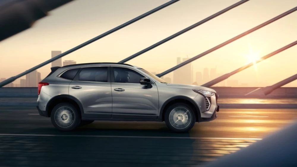 Обновленный кроссовер Haval Jolion сбоку в динамике