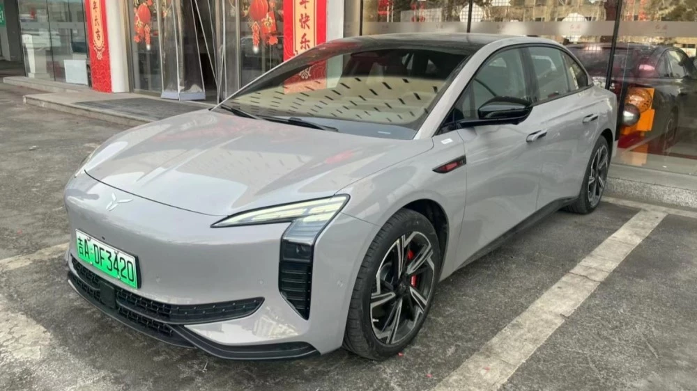 Hongqi EH7 электрический сбоку спереди