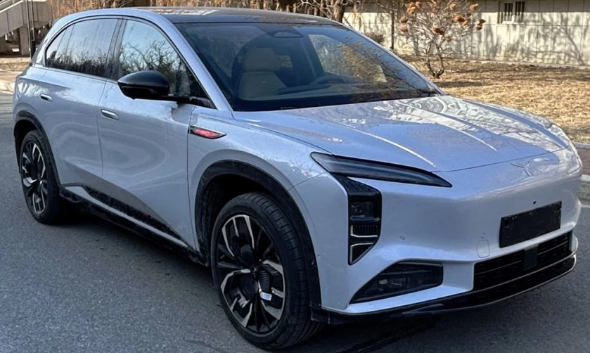 Электрический кроссовер Hongqi EHS7 сбоку спереди