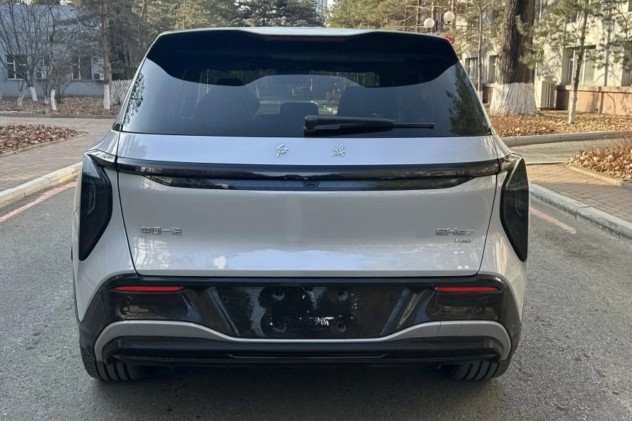 Электрический кроссовер Hongqi EHS7 сзади