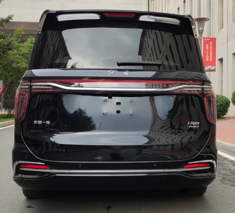 Гибридный минивэн Hongqi HQ9 PHEV сзади