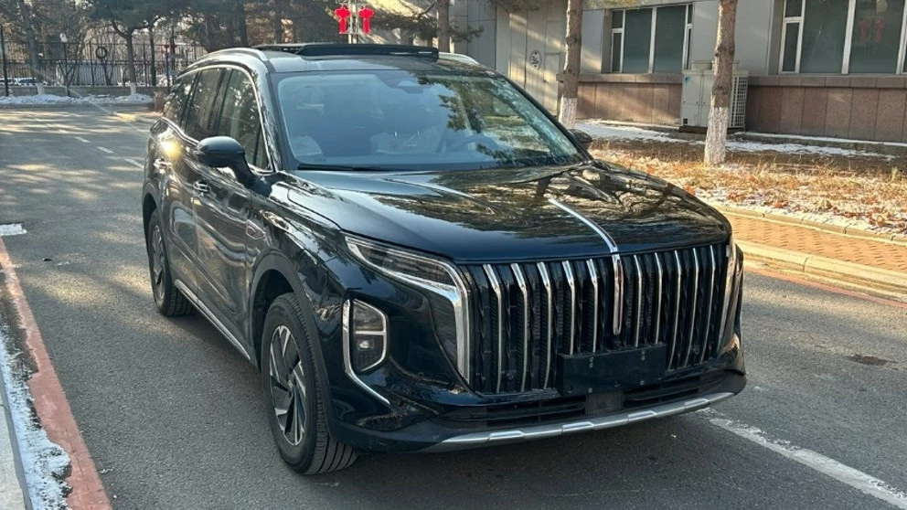 Hongqi HS7 PHEV спереди сбоку