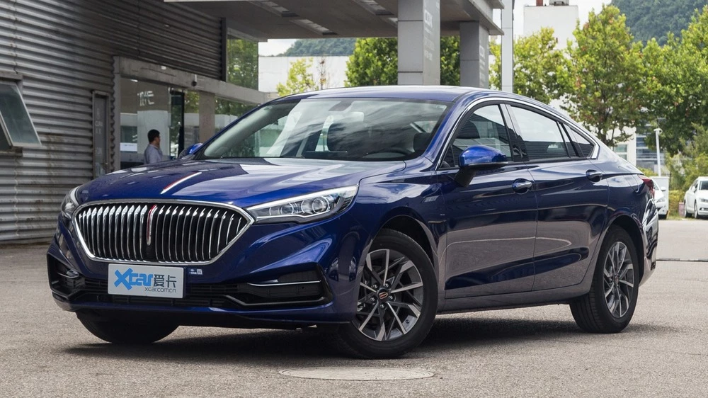 Hongqi H5 первого поколения сбоку спереди