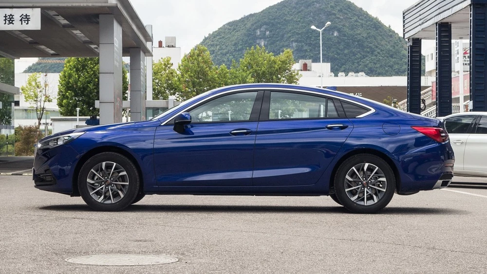 Hongqi H5 первого поколения сбоку