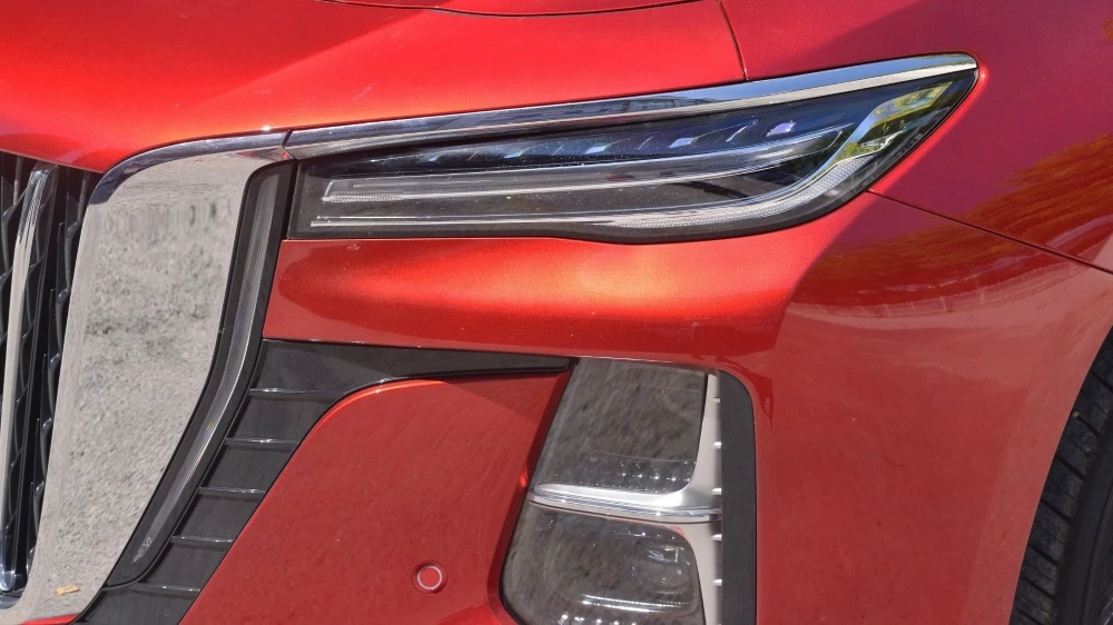 Hongqi H5 второго поколения спереди решетка фара