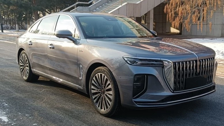обновленный седан Hongqi H9 сбоку спереди