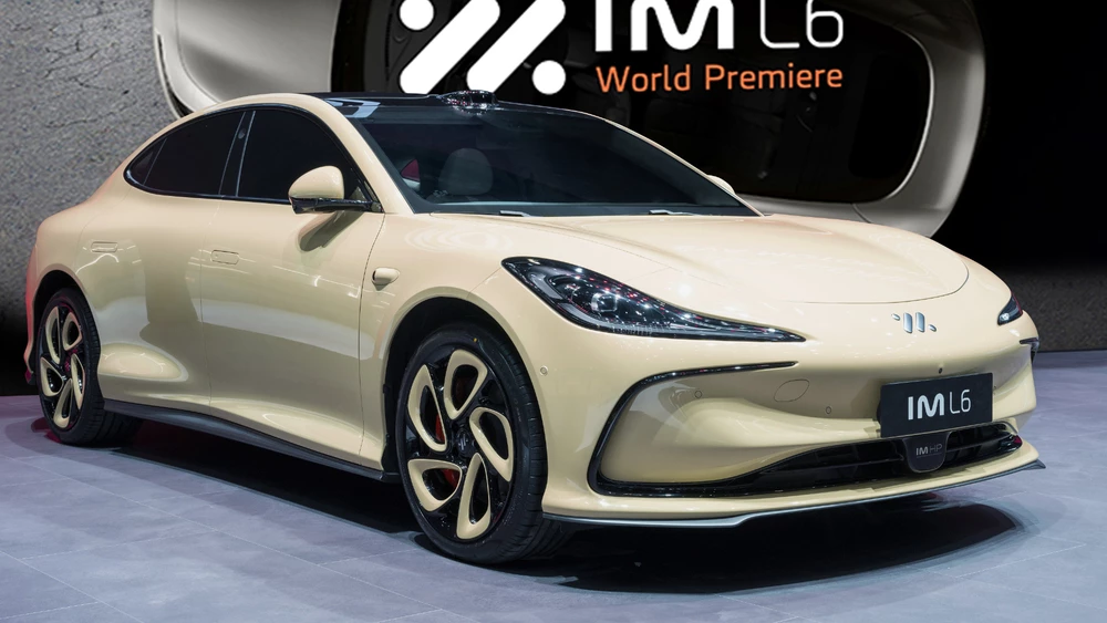 Электрический седан IM L6 сбоку спереди Женевский автосалон 2024