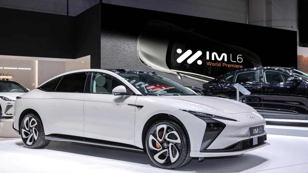 IM L7 на автосалоне в Женеве сбоку спереди