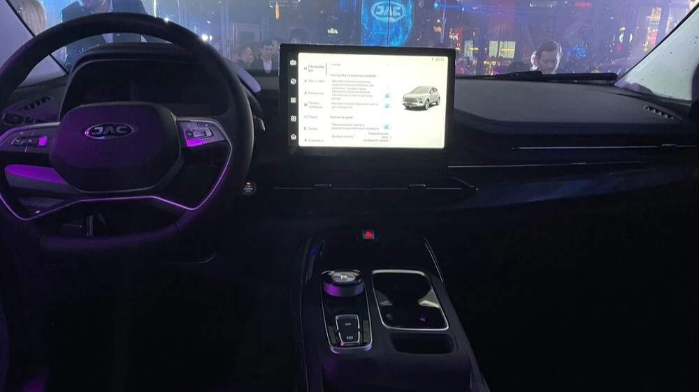 JAC JS5 в Казахстане презентация салон интерьер первый ряд