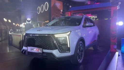 JAC JS5 в Казахстане презентация сбоку спереди