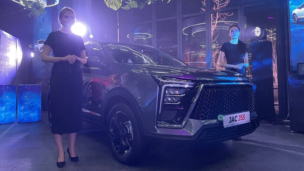 JAC JS5 в Казахстане презентация сбоку спереди
