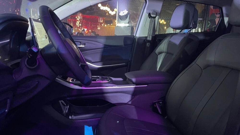 JAC JS5 в Казахстане презентация салон интерьер первый ряд