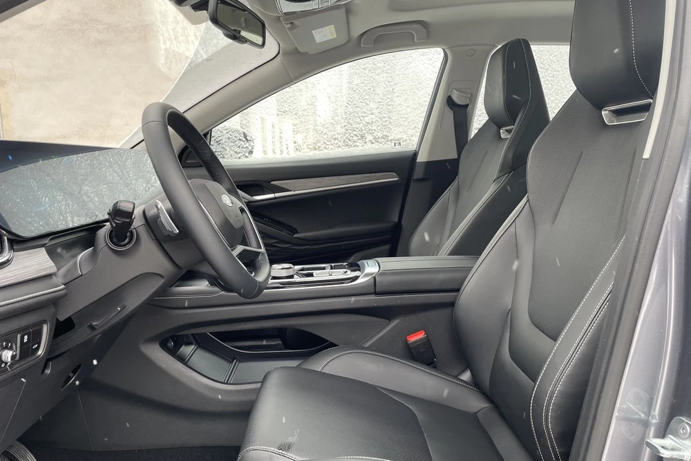 JAC JS6 тест в Казахстане салон интерьер первый ряд