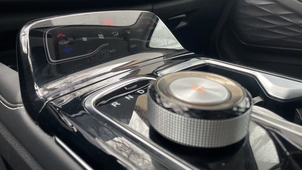 JAC JS6 тест в Казахстане салон интерьер тоннель консоль