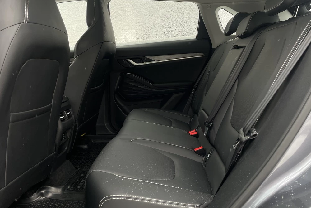 JAC JS6 тест в Казахстане салон интерьер второй ряд