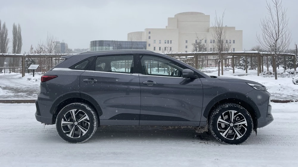 JAC JS6 тест в Казахстане сбоку