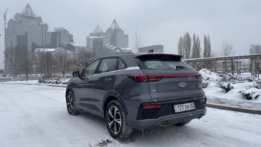 JAC JS6 тест в Казахстане сбоку сзади