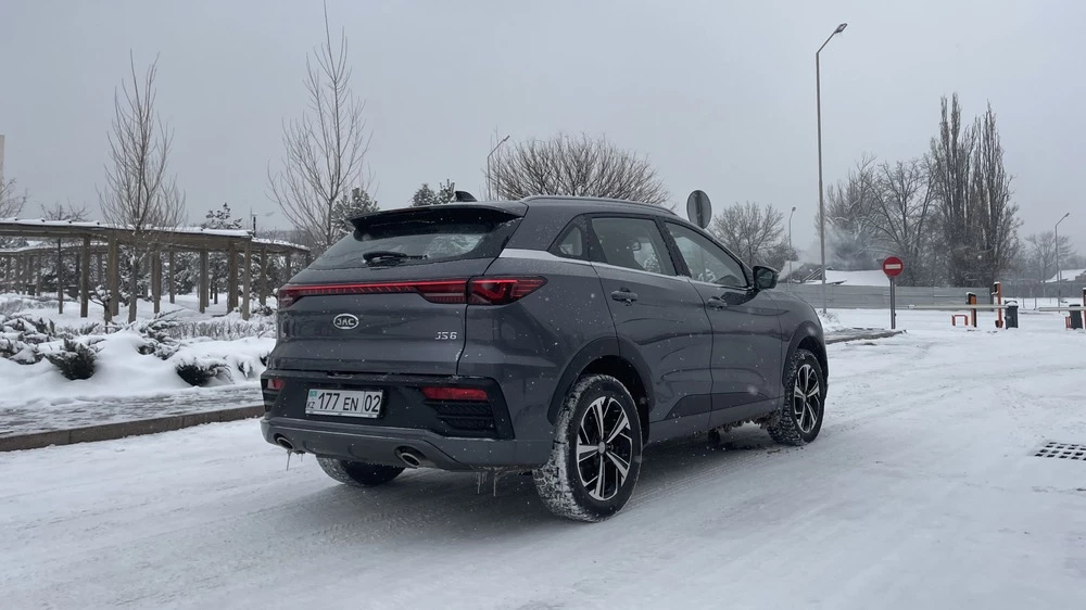 JAC JS6 тест в Казахстане сбоку сзади