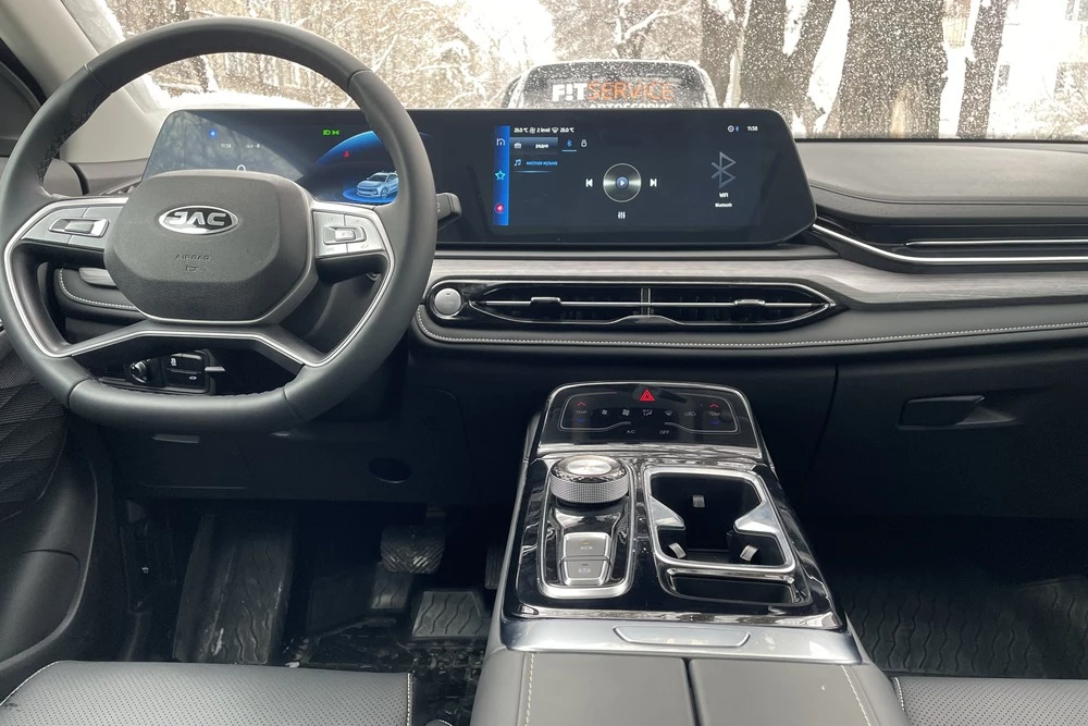JAC JS6 тест в Казахстане салон интерьер первый ряд
