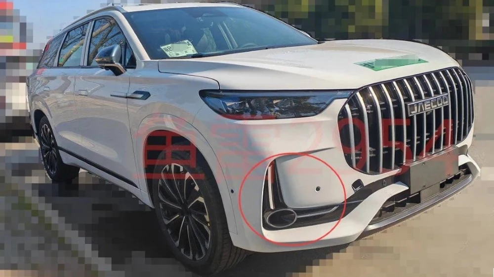 Серийный Jaecoo J8 заметили в Китае. Первые фото кроссовера, который ждут в России Jaecoo J8 сбоку спереди экспортная версия противотуманки