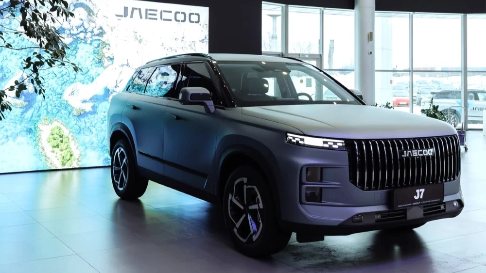 JAECOO J7: стоит ли ждать повышения цен или купить сегодня? JAECOO J7 БИЗНЕС КАР КАШИРСКИЙ сбоку спереди