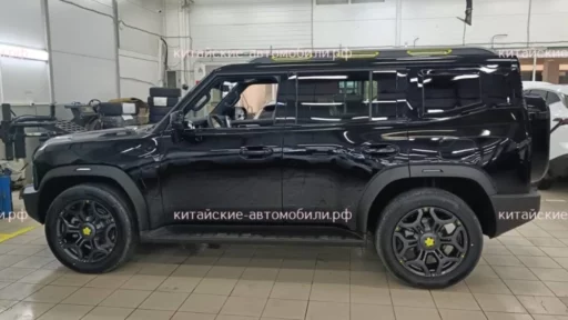Jetour T2 сбоку у дилера