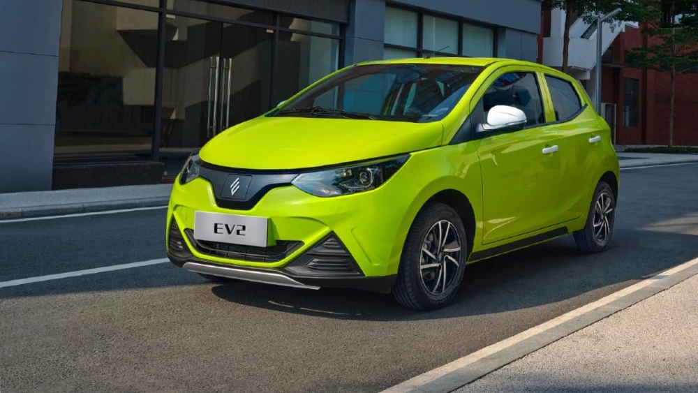 Электрический хэтчбек JMEV EV2 сбоку спереди