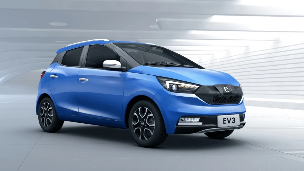 Электрический хэтчбек JMEV EV3 сбоку спереди