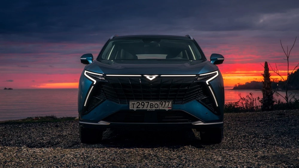 Kaiyi X7 Kunlun спереди вечерняя подсветка